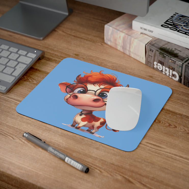 WhimsyWonder Desk Mouse Pad: Εξατομικευμένη γοητεία για το χώρο εργασίας σας - Χαριτωμένη αγελάδα σε γυαλιά