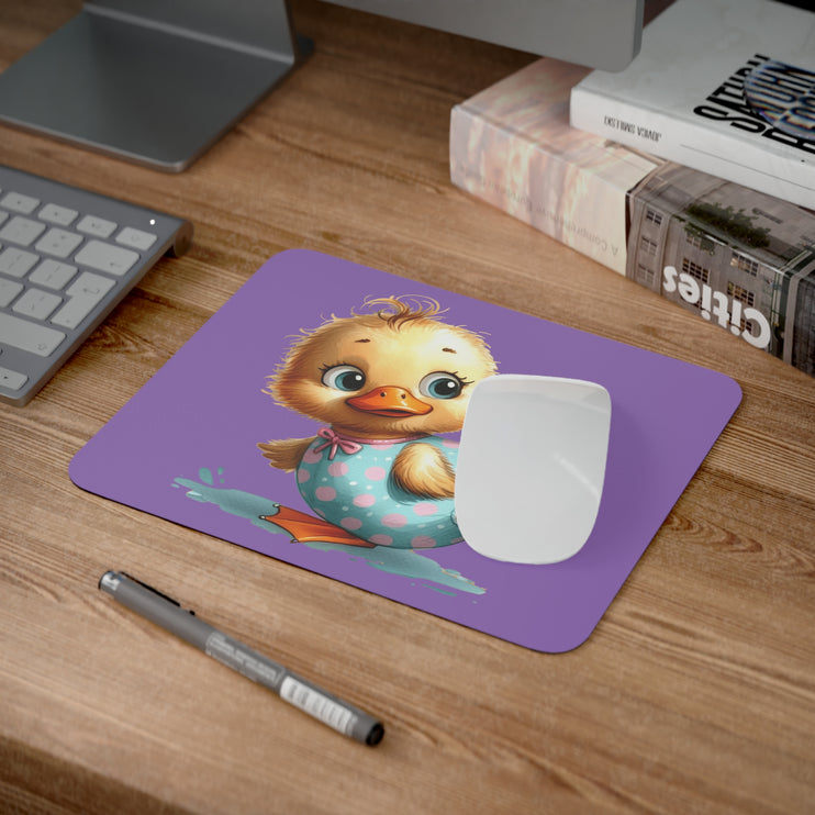 WhimsyWonder Desk Mouse Pad: Εξατομικευμένη γοητεία για το χώρο εργασίας σας - Χαριτωμένη πάπια μωρού σε μαγιό