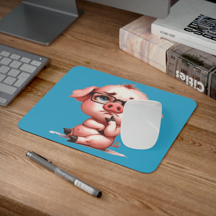 WhimsyWonder Masa Mouse Pad: Çalışma Alanınız İçin Kişiselleştirilmiş Cazibe - Gözlüklü Oturan Domuz